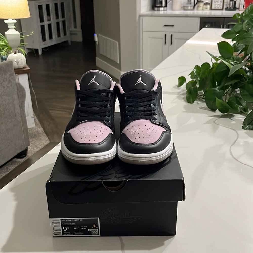 Air Jordan 1 Low pink/black Size 9.5 Great Condition 9/10 Original Box